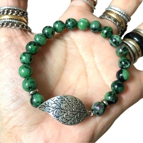Ruby in zoisite gems & silver plated leaf bracelet - Picture 2 of 7